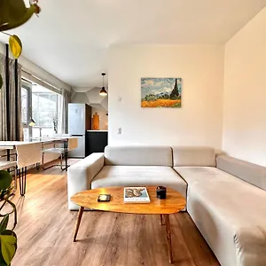 Cozy Retreat With Park Views And Free Parking Appartement *
