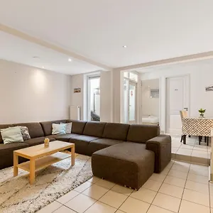 Lägenhet Spacious In Center With Private Patio *