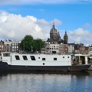 Botel Beagle Family Houseboat *